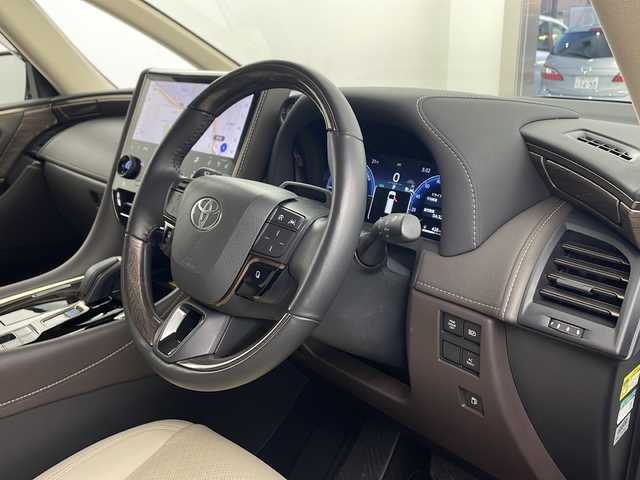 トヨタ アルファードハイブリット エグゼクティブ ラウンジ 兵庫県 2023(令5)年 2.3万km プラチナホワイトパールマイカ ・純正ディスプレイナビオーディオ/・Bluetooth/CD/DVD/USB/フルセグテレビ/・パノラミックビューモニター/・純正リアフリップダウンモニター/・トヨタセーフティセンス/・プリクラッシュセーフティ/・緊急時操舵支援/・フロント＆リヤクロストラフィックアラート/・レーンチェンジアシスト/・レーダクルーズコントロール/・アダプティブハイビームシステム/・ロードサインアシスト/・ドライバー異常時対応システム/・プロアクティブドライビングアシスト/・レーンディバーチャーアラート/・発進遅れ告知機能/・後方車両接近告知/・周辺車両接近時サポート/・クリアランスソナー/・パーキングサポートブレーキ/・リヤカメラディテクション/・車両接近通報装置/・デジタルインナーミラー/・左右独立ムーンルーフ/・パワーバックドア/・両側パワースライドドア/・ユニバーサルステップ（左右スライド）/・電子パーキングブレーキ/・オートホールド/・革巻きステアリング/・ステアリングヒーター/・革シート/・全席パワーシート、シートヒーター、ベンチレーション/・電動オットマン/・パワーサンシェード