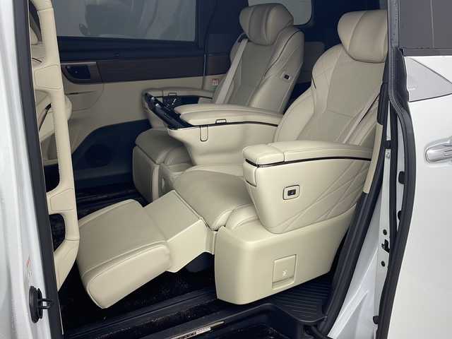 トヨタ アルファードハイブリット エグゼクティブ ラウンジ 兵庫県 2023(令5)年 2.3万km プラチナホワイトパールマイカ ・純正ディスプレイナビオーディオ/・Bluetooth/CD/DVD/USB/フルセグテレビ/・パノラミックビューモニター/・純正リアフリップダウンモニター/・トヨタセーフティセンス/・プリクラッシュセーフティ/・緊急時操舵支援/・フロント＆リヤクロストラフィックアラート/・レーンチェンジアシスト/・レーダクルーズコントロール/・アダプティブハイビームシステム/・ロードサインアシスト/・ドライバー異常時対応システム/・プロアクティブドライビングアシスト/・レーンディバーチャーアラート/・発進遅れ告知機能/・後方車両接近告知/・周辺車両接近時サポート/・クリアランスソナー/・パーキングサポートブレーキ/・リヤカメラディテクション/・車両接近通報装置/・デジタルインナーミラー/・左右独立ムーンルーフ/・パワーバックドア/・両側パワースライドドア/・ユニバーサルステップ（左右スライド）/・電子パーキングブレーキ/・オートホールド/・革巻きステアリング/・ステアリングヒーター/・革シート/・全席パワーシート、シートヒーター、ベンチレーション/・電動オットマン/・パワーサンシェード