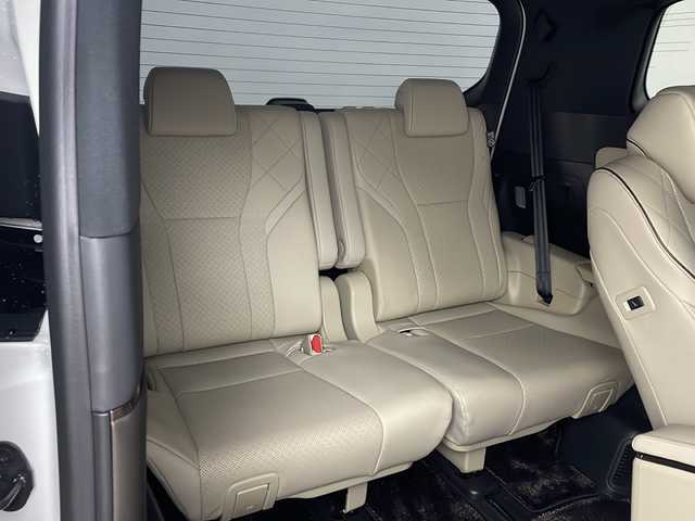 トヨタ アルファードハイブリット エグゼクティブ ラウンジ 兵庫県 2023(令5)年 2.3万km プラチナホワイトパールマイカ ・純正ディスプレイナビオーディオ/・Bluetooth/CD/DVD/USB/フルセグテレビ/・パノラミックビューモニター/・純正リアフリップダウンモニター/・トヨタセーフティセンス/・プリクラッシュセーフティ/・緊急時操舵支援/・フロント＆リヤクロストラフィックアラート/・レーンチェンジアシスト/・レーダクルーズコントロール/・アダプティブハイビームシステム/・ロードサインアシスト/・ドライバー異常時対応システム/・プロアクティブドライビングアシスト/・レーンディバーチャーアラート/・発進遅れ告知機能/・後方車両接近告知/・周辺車両接近時サポート/・クリアランスソナー/・パーキングサポートブレーキ/・リヤカメラディテクション/・車両接近通報装置/・デジタルインナーミラー/・左右独立ムーンルーフ/・パワーバックドア/・両側パワースライドドア/・ユニバーサルステップ（左右スライド）/・電子パーキングブレーキ/・オートホールド/・革巻きステアリング/・ステアリングヒーター/・革シート/・全席パワーシート、シートヒーター、ベンチレーション/・電動オットマン/・パワーサンシェード