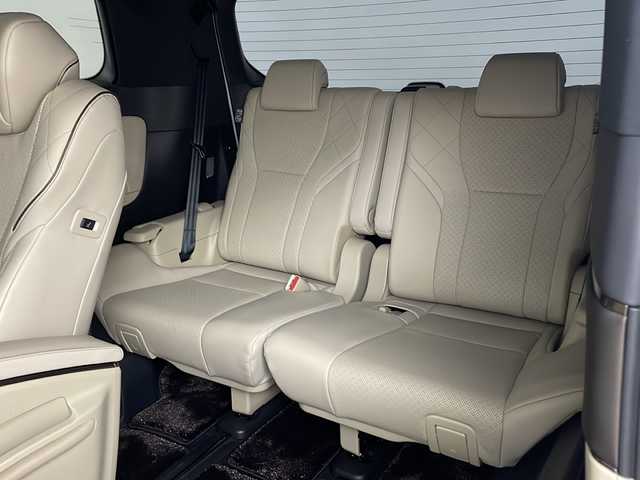 トヨタ アルファードハイブリット エグゼクティブ ラウンジ 兵庫県 2023(令5)年 2.3万km プラチナホワイトパールマイカ ・純正ディスプレイナビオーディオ/・Bluetooth/CD/DVD/USB/フルセグテレビ/・パノラミックビューモニター/・純正リアフリップダウンモニター/・トヨタセーフティセンス/・プリクラッシュセーフティ/・緊急時操舵支援/・フロント＆リヤクロストラフィックアラート/・レーンチェンジアシスト/・レーダクルーズコントロール/・アダプティブハイビームシステム/・ロードサインアシスト/・ドライバー異常時対応システム/・プロアクティブドライビングアシスト/・レーンディバーチャーアラート/・発進遅れ告知機能/・後方車両接近告知/・周辺車両接近時サポート/・クリアランスソナー/・パーキングサポートブレーキ/・リヤカメラディテクション/・車両接近通報装置/・デジタルインナーミラー/・左右独立ムーンルーフ/・パワーバックドア/・両側パワースライドドア/・ユニバーサルステップ（左右スライド）/・電子パーキングブレーキ/・オートホールド/・革巻きステアリング/・ステアリングヒーター/・革シート/・全席パワーシート、シートヒーター、ベンチレーション/・電動オットマン/・パワーサンシェード