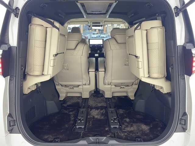 トヨタ アルファードハイブリット エグゼクティブ ラウンジ 兵庫県 2023(令5)年 2.3万km プラチナホワイトパールマイカ ・純正ディスプレイナビオーディオ/・Bluetooth/CD/DVD/USB/フルセグテレビ/・パノラミックビューモニター/・純正リアフリップダウンモニター/・トヨタセーフティセンス/・プリクラッシュセーフティ/・緊急時操舵支援/・フロント＆リヤクロストラフィックアラート/・レーンチェンジアシスト/・レーダクルーズコントロール/・アダプティブハイビームシステム/・ロードサインアシスト/・ドライバー異常時対応システム/・プロアクティブドライビングアシスト/・レーンディバーチャーアラート/・発進遅れ告知機能/・後方車両接近告知/・周辺車両接近時サポート/・クリアランスソナー/・パーキングサポートブレーキ/・リヤカメラディテクション/・車両接近通報装置/・デジタルインナーミラー/・左右独立ムーンルーフ/・パワーバックドア/・両側パワースライドドア/・ユニバーサルステップ（左右スライド）/・電子パーキングブレーキ/・オートホールド/・革巻きステアリング/・ステアリングヒーター/・革シート/・全席パワーシート、シートヒーター、ベンチレーション/・電動オットマン/・パワーサンシェード