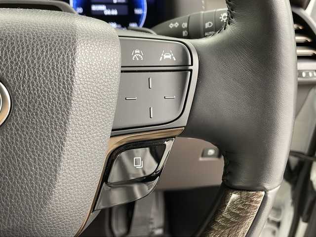 トヨタ アルファードハイブリット エグゼクティブ ラウンジ 兵庫県 2023(令5)年 2.3万km プラチナホワイトパールマイカ ・純正ディスプレイナビオーディオ/・Bluetooth/CD/DVD/USB/フルセグテレビ/・パノラミックビューモニター/・純正リアフリップダウンモニター/・トヨタセーフティセンス/・プリクラッシュセーフティ/・緊急時操舵支援/・フロント＆リヤクロストラフィックアラート/・レーンチェンジアシスト/・レーダクルーズコントロール/・アダプティブハイビームシステム/・ロードサインアシスト/・ドライバー異常時対応システム/・プロアクティブドライビングアシスト/・レーンディバーチャーアラート/・発進遅れ告知機能/・後方車両接近告知/・周辺車両接近時サポート/・クリアランスソナー/・パーキングサポートブレーキ/・リヤカメラディテクション/・車両接近通報装置/・デジタルインナーミラー/・左右独立ムーンルーフ/・パワーバックドア/・両側パワースライドドア/・ユニバーサルステップ（左右スライド）/・電子パーキングブレーキ/・オートホールド/・革巻きステアリング/・ステアリングヒーター/・革シート/・全席パワーシート、シートヒーター、ベンチレーション/・電動オットマン/・パワーサンシェード