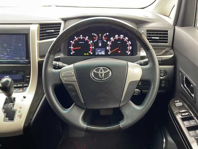 トヨタ ヴェルファイア 2．4Z ゴールデンアイズ 千葉県 2013(平25)年 5.3万km ブラック 衝突軽減ブレーキ/クルーズコントロール/前後コーナーセンサー/純正後席モニター　/純正ＳＤナビ/　DVD/CD/BT/FM/AM/フルセグTV/バックカメラ/ステアリングスイッチ/純正ビルトインＥＴＣ/社外前ドライブレコーダー/電動リアゲート/ＬＥＤヘッドライト　/オートライト/オットマン/ハーフレザーシート/純正アルミホイール/純正フロアマット