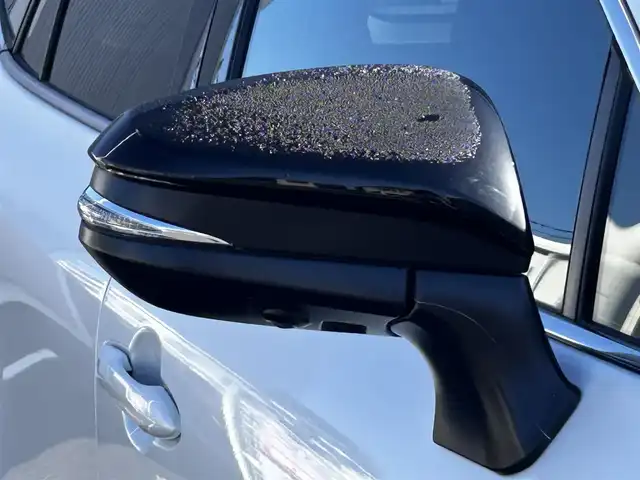 トヨタ ハリアー ＰＨＥＶ Z 静岡県 2024(令6)年 1.7万km プラチナホワイトパールマイカ ユーザー買取車両/純正メーカーOPナビ/【AM/FM/BT/TV/Android Auto/Apple CarPlay】/JBLサウンド/社外19インチAW（RAYS）/AWD/ETC2.0/ドライブレコーダー/クルーズコントロール/エンジンスタートボタン/プラグインハイブリッド/100V充電/スマートキー/スペアキー×１/車外カメラ（バック、全方位）/USB入力端子/調光パノラマルーフ/電動リアゲート/横滑り防止装置/レーンアシスト/コーナーセンサー/衝突被害軽減システム/純正LEDヘッドライト/純正エアロパーツ（フロント、サイド、リア）/レザーシート/シートヒーター/ベンチレーション/ステアリングヒーター/ヘッドアップディスプレイ/デジタルインナーミラー/充電ケーブル/保証書/取扱説明書/スペアキー×1