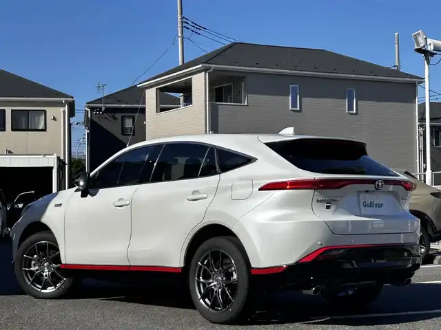 トヨタ ハリアー ＰＨＥＶ Z 静岡県 2024(令6)年 1.7万km プラチナホワイトパールマイカ ユーザー買取車両/純正メーカーOPナビ/【AM/FM/BT/TV/Android Auto/Apple CarPlay】/JBLサウンド/社外19インチAW（RAYS）/AWD/ETC2.0/ドライブレコーダー/クルーズコントロール/エンジンスタートボタン/プラグインハイブリッド/100V充電/スマートキー/スペアキー×１/車外カメラ（バック、全方位）/USB入力端子/調光パノラマルーフ/電動リアゲート/横滑り防止装置/レーンアシスト/コーナーセンサー/衝突被害軽減システム/純正LEDヘッドライト/純正エアロパーツ（フロント、サイド、リア）/レザーシート/シートヒーター/ベンチレーション/ステアリングヒーター/ヘッドアップディスプレイ/デジタルインナーミラー/充電ケーブル/保証書/取扱説明書/スペアキー×1