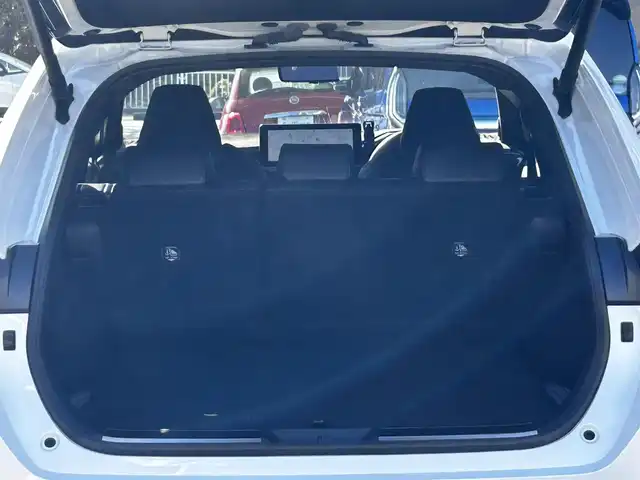 トヨタ ハリアー ＰＨＥＶ Z 静岡県 2024(令6)年 1.7万km プラチナホワイトパールマイカ ユーザー買取車両/純正メーカーOPナビ/【AM/FM/BT/TV/Android Auto/Apple CarPlay】/JBLサウンド/社外19インチAW（RAYS）/AWD/ETC2.0/ドライブレコーダー/クルーズコントロール/エンジンスタートボタン/プラグインハイブリッド/100V充電/スマートキー/スペアキー×１/車外カメラ（バック、全方位）/USB入力端子/調光パノラマルーフ/電動リアゲート/横滑り防止装置/レーンアシスト/コーナーセンサー/衝突被害軽減システム/純正LEDヘッドライト/純正エアロパーツ（フロント、サイド、リア）/レザーシート/シートヒーター/ベンチレーション/ステアリングヒーター/ヘッドアップディスプレイ/デジタルインナーミラー/充電ケーブル/保証書/取扱説明書/スペアキー×1