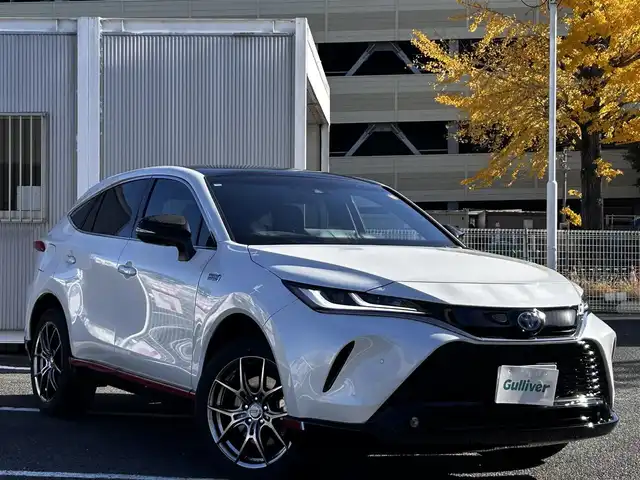 トヨタ ハリアー ＰＨＥＶ Z 静岡県 2024(令6)年 1.7万km プラチナホワイトパールマイカ ユーザー買取車両/純正メーカーOPナビ/【AM/FM/BT/TV/Android Auto/Apple CarPlay】/JBLサウンド/社外19インチAW（RAYS）/AWD/ETC2.0/ドライブレコーダー/クルーズコントロール/エンジンスタートボタン/プラグインハイブリッド/100V充電/スマートキー/スペアキー×１/車外カメラ（バック、全方位）/USB入力端子/調光パノラマルーフ/電動リアゲート/横滑り防止装置/レーンアシスト/コーナーセンサー/衝突被害軽減システム/純正LEDヘッドライト/純正エアロパーツ（フロント、サイド、リア）/レザーシート/シートヒーター/ベンチレーション/ステアリングヒーター/ヘッドアップディスプレイ/デジタルインナーミラー/充電ケーブル/保証書/取扱説明書/スペアキー×1