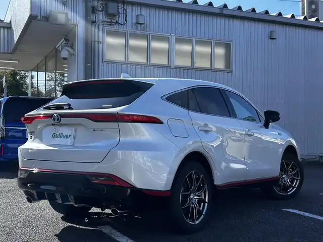 トヨタ ハリアー ＰＨＥＶ Z 静岡県 2024(令6)年 1.7万km プラチナホワイトパールマイカ ユーザー買取車両/純正メーカーOPナビ/【AM/FM/BT/TV/Android Auto/Apple CarPlay】/JBLサウンド/社外19インチAW（RAYS）/AWD/ETC2.0/ドライブレコーダー/クルーズコントロール/エンジンスタートボタン/プラグインハイブリッド/100V充電/スマートキー/スペアキー×１/車外カメラ（バック、全方位）/USB入力端子/調光パノラマルーフ/電動リアゲート/横滑り防止装置/レーンアシスト/コーナーセンサー/衝突被害軽減システム/純正LEDヘッドライト/純正エアロパーツ（フロント、サイド、リア）/レザーシート/シートヒーター/ベンチレーション/ステアリングヒーター/ヘッドアップディスプレイ/デジタルインナーミラー/充電ケーブル/保証書/取扱説明書/スペアキー×1