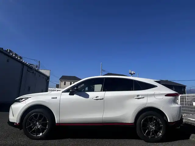 トヨタ ハリアー ＰＨＥＶ Z 静岡県 2024(令6)年 1.7万km プラチナホワイトパールマイカ ユーザー買取車両/純正メーカーOPナビ/【AM/FM/BT/TV/Android Auto/Apple CarPlay】/JBLサウンド/社外19インチAW（RAYS）/AWD/ETC2.0/ドライブレコーダー/クルーズコントロール/エンジンスタートボタン/プラグインハイブリッド/100V充電/スマートキー/スペアキー×１/車外カメラ（バック、全方位）/USB入力端子/調光パノラマルーフ/電動リアゲート/横滑り防止装置/レーンアシスト/コーナーセンサー/衝突被害軽減システム/純正LEDヘッドライト/純正エアロパーツ（フロント、サイド、リア）/レザーシート/シートヒーター/ベンチレーション/ステアリングヒーター/ヘッドアップディスプレイ/デジタルインナーミラー/充電ケーブル/保証書/取扱説明書/スペアキー×1