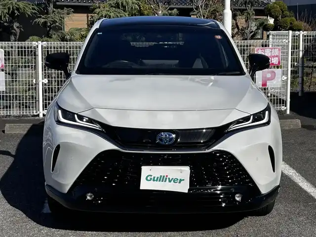 トヨタ ハリアー ＰＨＥＶ Z 静岡県 2024(令6)年 1.7万km プラチナホワイトパールマイカ ユーザー買取車両/純正メーカーOPナビ/【AM/FM/BT/TV/Android Auto/Apple CarPlay】/JBLサウンド/社外19インチAW（RAYS）/AWD/ETC2.0/ドライブレコーダー/クルーズコントロール/エンジンスタートボタン/プラグインハイブリッド/100V充電/スマートキー/スペアキー×１/車外カメラ（バック、全方位）/USB入力端子/調光パノラマルーフ/電動リアゲート/横滑り防止装置/レーンアシスト/コーナーセンサー/衝突被害軽減システム/純正LEDヘッドライト/純正エアロパーツ（フロント、サイド、リア）/レザーシート/シートヒーター/ベンチレーション/ステアリングヒーター/ヘッドアップディスプレイ/デジタルインナーミラー/充電ケーブル/保証書/取扱説明書/スペアキー×1