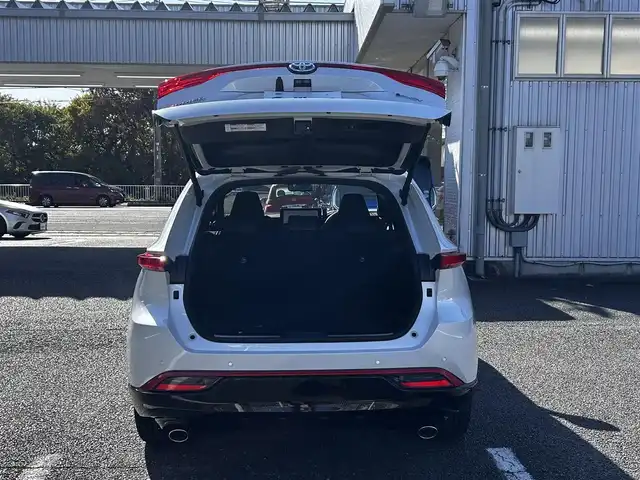 トヨタ ハリアー ＰＨＥＶ Z 静岡県 2024(令6)年 1.7万km プラチナホワイトパールマイカ ユーザー買取車両/純正メーカーOPナビ/【AM/FM/BT/TV/Android Auto/Apple CarPlay】/JBLサウンド/社外19インチAW（RAYS）/AWD/ETC2.0/ドライブレコーダー/クルーズコントロール/エンジンスタートボタン/プラグインハイブリッド/100V充電/スマートキー/スペアキー×１/車外カメラ（バック、全方位）/USB入力端子/調光パノラマルーフ/電動リアゲート/横滑り防止装置/レーンアシスト/コーナーセンサー/衝突被害軽減システム/純正LEDヘッドライト/純正エアロパーツ（フロント、サイド、リア）/レザーシート/シートヒーター/ベンチレーション/ステアリングヒーター/ヘッドアップディスプレイ/デジタルインナーミラー/充電ケーブル/保証書/取扱説明書/スペアキー×1