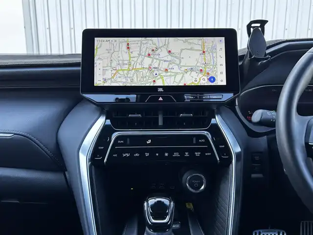 トヨタ ハリアー ＰＨＥＶ Z 静岡県 2024(令6)年 1.7万km プラチナホワイトパールマイカ ユーザー買取車両/純正メーカーOPナビ/【AM/FM/BT/TV/Android Auto/Apple CarPlay】/JBLサウンド/社外19インチAW（RAYS）/AWD/ETC2.0/ドライブレコーダー/クルーズコントロール/エンジンスタートボタン/プラグインハイブリッド/100V充電/スマートキー/スペアキー×１/車外カメラ（バック、全方位）/USB入力端子/調光パノラマルーフ/電動リアゲート/横滑り防止装置/レーンアシスト/コーナーセンサー/衝突被害軽減システム/純正LEDヘッドライト/純正エアロパーツ（フロント、サイド、リア）/レザーシート/シートヒーター/ベンチレーション/ステアリングヒーター/ヘッドアップディスプレイ/デジタルインナーミラー/充電ケーブル/保証書/取扱説明書/スペアキー×1