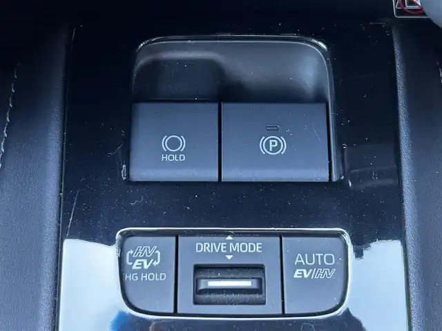 トヨタ ハリアー ＰＨＥＶ Z 静岡県 2024(令6)年 1.7万km プラチナホワイトパールマイカ ユーザー買取車両/純正メーカーOPナビ/【AM/FM/BT/TV/Android Auto/Apple CarPlay】/JBLサウンド/社外19インチAW（RAYS）/AWD/ETC2.0/ドライブレコーダー/クルーズコントロール/エンジンスタートボタン/プラグインハイブリッド/100V充電/スマートキー/スペアキー×１/車外カメラ（バック、全方位）/USB入力端子/調光パノラマルーフ/電動リアゲート/横滑り防止装置/レーンアシスト/コーナーセンサー/衝突被害軽減システム/純正LEDヘッドライト/純正エアロパーツ（フロント、サイド、リア）/レザーシート/シートヒーター/ベンチレーション/ステアリングヒーター/ヘッドアップディスプレイ/デジタルインナーミラー/充電ケーブル/保証書/取扱説明書/スペアキー×1