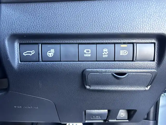 トヨタ ハリアー ＰＨＥＶ Z 静岡県 2024(令6)年 1.7万km プラチナホワイトパールマイカ ユーザー買取車両/純正メーカーOPナビ/【AM/FM/BT/TV/Android Auto/Apple CarPlay】/JBLサウンド/社外19インチAW（RAYS）/AWD/ETC2.0/ドライブレコーダー/クルーズコントロール/エンジンスタートボタン/プラグインハイブリッド/100V充電/スマートキー/スペアキー×１/車外カメラ（バック、全方位）/USB入力端子/調光パノラマルーフ/電動リアゲート/横滑り防止装置/レーンアシスト/コーナーセンサー/衝突被害軽減システム/純正LEDヘッドライト/純正エアロパーツ（フロント、サイド、リア）/レザーシート/シートヒーター/ベンチレーション/ステアリングヒーター/ヘッドアップディスプレイ/デジタルインナーミラー/充電ケーブル/保証書/取扱説明書/スペアキー×1