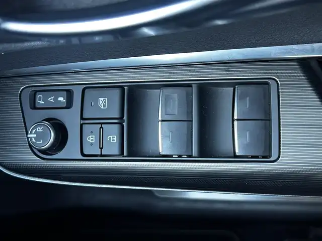 トヨタ ハリアー ＰＨＥＶ Z 静岡県 2024(令6)年 1.7万km プラチナホワイトパールマイカ ユーザー買取車両/純正メーカーOPナビ/【AM/FM/BT/TV/Android Auto/Apple CarPlay】/JBLサウンド/社外19インチAW（RAYS）/AWD/ETC2.0/ドライブレコーダー/クルーズコントロール/エンジンスタートボタン/プラグインハイブリッド/100V充電/スマートキー/スペアキー×１/車外カメラ（バック、全方位）/USB入力端子/調光パノラマルーフ/電動リアゲート/横滑り防止装置/レーンアシスト/コーナーセンサー/衝突被害軽減システム/純正LEDヘッドライト/純正エアロパーツ（フロント、サイド、リア）/レザーシート/シートヒーター/ベンチレーション/ステアリングヒーター/ヘッドアップディスプレイ/デジタルインナーミラー/充電ケーブル/保証書/取扱説明書/スペアキー×1