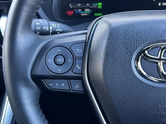 トヨタ ハリアー ＰＨＥＶ Z 静岡県 2024(令6)年 1.7万km プラチナホワイトパールマイカ ユーザー買取車両/純正メーカーOPナビ/【AM/FM/BT/TV/Android Auto/Apple CarPlay】/JBLサウンド/社外19インチAW（RAYS）/AWD/ETC2.0/ドライブレコーダー/クルーズコントロール/エンジンスタートボタン/プラグインハイブリッド/100V充電/スマートキー/スペアキー×１/車外カメラ（バック、全方位）/USB入力端子/調光パノラマルーフ/電動リアゲート/横滑り防止装置/レーンアシスト/コーナーセンサー/衝突被害軽減システム/純正LEDヘッドライト/純正エアロパーツ（フロント、サイド、リア）/レザーシート/シートヒーター/ベンチレーション/ステアリングヒーター/ヘッドアップディスプレイ/デジタルインナーミラー/充電ケーブル/保証書/取扱説明書/スペアキー×1