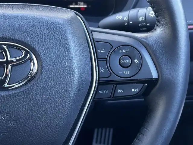 トヨタ ハリアー ＰＨＥＶ Z 静岡県 2024(令6)年 1.7万km プラチナホワイトパールマイカ ユーザー買取車両/純正メーカーOPナビ/【AM/FM/BT/TV/Android Auto/Apple CarPlay】/JBLサウンド/社外19インチAW（RAYS）/AWD/ETC2.0/ドライブレコーダー/クルーズコントロール/エンジンスタートボタン/プラグインハイブリッド/100V充電/スマートキー/スペアキー×１/車外カメラ（バック、全方位）/USB入力端子/調光パノラマルーフ/電動リアゲート/横滑り防止装置/レーンアシスト/コーナーセンサー/衝突被害軽減システム/純正LEDヘッドライト/純正エアロパーツ（フロント、サイド、リア）/レザーシート/シートヒーター/ベンチレーション/ステアリングヒーター/ヘッドアップディスプレイ/デジタルインナーミラー/充電ケーブル/保証書/取扱説明書/スペアキー×1