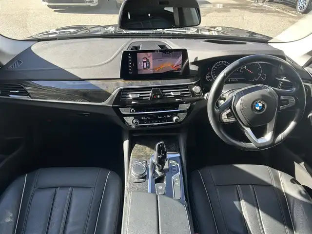 ＢＭＷ ５２３ｄ ツーリング ラグジュアリー 大阪府 2018(平30)年 5.2万km サファイアブラックP ワンオーナー/OP：ハイラインパッケージ/・ランバーサポート/・シートヒーティング（フロント＆リア）/・ダコタレザーシート/OP：アドバンスパッケージ/・コンフォートアクセス/・アンビエントライト/・アダプティブLEDヘッドライト/・パーキングアシストプラス/・電動フロントシート/・電動式チルト＆ステアリング・コラム/OP：ポプラグレーウッドインテリアトリム/純正10インチワイドコントロールディスプレイ/HDDナビゲーションシステム/・AM/FM/フルセグTV/Bluetooth/USB接続）　/黒革シート/パワーシート/メモリシート/ドライビングアシストプラス/・ACC（アクティブクルーズコントロール）/・ステアリング＆レーン・コントロール・アシスト/・レーン・ディパーチャー・ウォーニング/・レーン・チェンジ・ウォーニング/・前車接近警告装置/・衝突回避・被害軽減ブレーキ/・後車衝突警告機能/・クロス・トラフィック・ウォーニング/アラウンドビューモニター/ヘッドアップディスプレイ/ブラインドスポットモニター/ルーフレール/純正18インチアルミホイール/取扱説明書/保証書/スペアキー×1