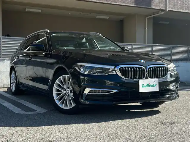ＢＭＷ ５２３ｄ ツーリング ラグジュアリー 大阪府 2018(平30)年 5.2万km サファイアブラックP ワンオーナー/OP：ハイラインパッケージ/・ランバーサポート/・シートヒーティング（フロント＆リア）/・ダコタレザーシート/OP：アドバンスパッケージ/・コンフォートアクセス/・アンビエントライト/・アダプティブLEDヘッドライト/・パーキングアシストプラス/・電動フロントシート/・電動式チルト＆ステアリング・コラム/OP：ポプラグレーウッドインテリアトリム/純正10インチワイドコントロールディスプレイ/HDDナビゲーションシステム/・AM/FM/フルセグTV/Bluetooth/USB接続）　/黒革シート/パワーシート/メモリシート/ドライビングアシストプラス/・ACC（アクティブクルーズコントロール）/・ステアリング＆レーン・コントロール・アシスト/・レーン・ディパーチャー・ウォーニング/・レーン・チェンジ・ウォーニング/・前車接近警告装置/・衝突回避・被害軽減ブレーキ/・後車衝突警告機能/・クロス・トラフィック・ウォーニング/アラウンドビューモニター/ヘッドアップディスプレイ/ブラインドスポットモニター/ルーフレール/純正18インチアルミホイール/取扱説明書/保証書/スペアキー×1