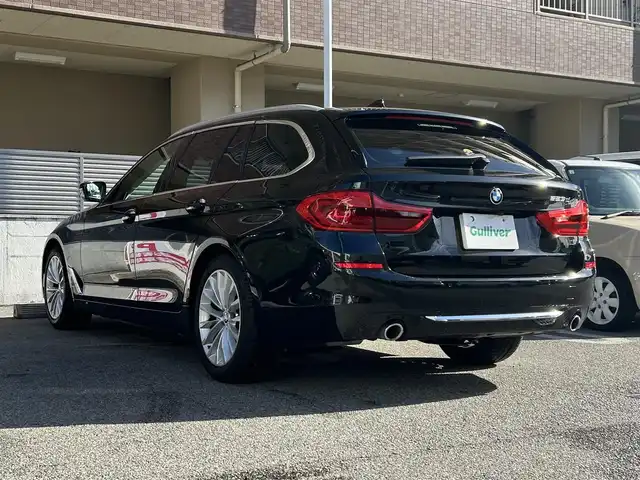 ＢＭＷ ５２３ｄ ツーリング ラグジュアリー 大阪府 2018(平30)年 5.2万km サファイアブラックP ワンオーナー/OP：ハイラインパッケージ/・ランバーサポート/・シートヒーティング（フロント＆リア）/・ダコタレザーシート/OP：アドバンスパッケージ/・コンフォートアクセス/・アンビエントライト/・アダプティブLEDヘッドライト/・パーキングアシストプラス/・電動フロントシート/・電動式チルト＆ステアリング・コラム/OP：ポプラグレーウッドインテリアトリム/純正10インチワイドコントロールディスプレイ/HDDナビゲーションシステム/・AM/FM/フルセグTV/Bluetooth/USB接続）　/黒革シート/パワーシート/メモリシート/ドライビングアシストプラス/・ACC（アクティブクルーズコントロール）/・ステアリング＆レーン・コントロール・アシスト/・レーン・ディパーチャー・ウォーニング/・レーン・チェンジ・ウォーニング/・前車接近警告装置/・衝突回避・被害軽減ブレーキ/・後車衝突警告機能/・クロス・トラフィック・ウォーニング/アラウンドビューモニター/ヘッドアップディスプレイ/ブラインドスポットモニター/ルーフレール/純正18インチアルミホイール/取扱説明書/保証書/スペアキー×1