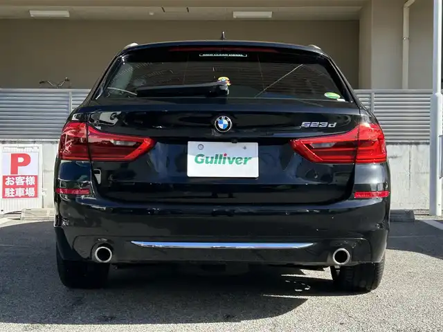 ＢＭＷ ５２３ｄ ツーリング ラグジュアリー 大阪府 2018(平30)年 5.2万km サファイアブラックP ワンオーナー/OP：ハイラインパッケージ/・ランバーサポート/・シートヒーティング（フロント＆リア）/・ダコタレザーシート/OP：アドバンスパッケージ/・コンフォートアクセス/・アンビエントライト/・アダプティブLEDヘッドライト/・パーキングアシストプラス/・電動フロントシート/・電動式チルト＆ステアリング・コラム/OP：ポプラグレーウッドインテリアトリム/純正10インチワイドコントロールディスプレイ/HDDナビゲーションシステム/・AM/FM/フルセグTV/Bluetooth/USB接続）　/黒革シート/パワーシート/メモリシート/ドライビングアシストプラス/・ACC（アクティブクルーズコントロール）/・ステアリング＆レーン・コントロール・アシスト/・レーン・ディパーチャー・ウォーニング/・レーン・チェンジ・ウォーニング/・前車接近警告装置/・衝突回避・被害軽減ブレーキ/・後車衝突警告機能/・クロス・トラフィック・ウォーニング/アラウンドビューモニター/ヘッドアップディスプレイ/ブラインドスポットモニター/ルーフレール/純正18インチアルミホイール/取扱説明書/保証書/スペアキー×1