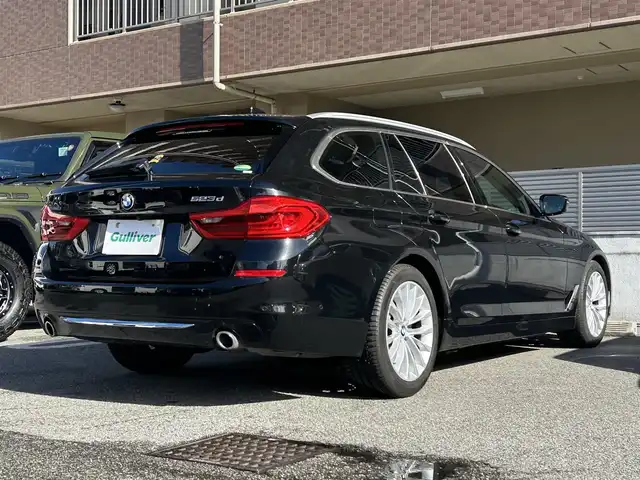 ＢＭＷ ５２３ｄ ツーリング ラグジュアリー 大阪府 2018(平30)年 5.2万km サファイアブラックP ワンオーナー/OP：ハイラインパッケージ/・ランバーサポート/・シートヒーティング（フロント＆リア）/・ダコタレザーシート/OP：アドバンスパッケージ/・コンフォートアクセス/・アンビエントライト/・アダプティブLEDヘッドライト/・パーキングアシストプラス/・電動フロントシート/・電動式チルト＆ステアリング・コラム/OP：ポプラグレーウッドインテリアトリム/純正10インチワイドコントロールディスプレイ/HDDナビゲーションシステム/・AM/FM/フルセグTV/Bluetooth/USB接続）　/黒革シート/パワーシート/メモリシート/ドライビングアシストプラス/・ACC（アクティブクルーズコントロール）/・ステアリング＆レーン・コントロール・アシスト/・レーン・ディパーチャー・ウォーニング/・レーン・チェンジ・ウォーニング/・前車接近警告装置/・衝突回避・被害軽減ブレーキ/・後車衝突警告機能/・クロス・トラフィック・ウォーニング/アラウンドビューモニター/ヘッドアップディスプレイ/ブラインドスポットモニター/ルーフレール/純正18インチアルミホイール/取扱説明書/保証書/スペアキー×1