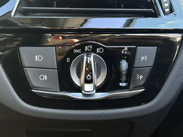 ＢＭＷ ５２３ｄ ツーリング ラグジュアリー 大阪府 2018(平30)年 5.2万km サファイアブラックP ワンオーナー/OP：ハイラインパッケージ/・ランバーサポート/・シートヒーティング（フロント＆リア）/・ダコタレザーシート/OP：アドバンスパッケージ/・コンフォートアクセス/・アンビエントライト/・アダプティブLEDヘッドライト/・パーキングアシストプラス/・電動フロントシート/・電動式チルト＆ステアリング・コラム/OP：ポプラグレーウッドインテリアトリム/純正10インチワイドコントロールディスプレイ/HDDナビゲーションシステム/・AM/FM/フルセグTV/Bluetooth/USB接続）　/黒革シート/パワーシート/メモリシート/ドライビングアシストプラス/・ACC（アクティブクルーズコントロール）/・ステアリング＆レーン・コントロール・アシスト/・レーン・ディパーチャー・ウォーニング/・レーン・チェンジ・ウォーニング/・前車接近警告装置/・衝突回避・被害軽減ブレーキ/・後車衝突警告機能/・クロス・トラフィック・ウォーニング/アラウンドビューモニター/ヘッドアップディスプレイ/ブラインドスポットモニター/ルーフレール/純正18インチアルミホイール/取扱説明書/保証書/スペアキー×1