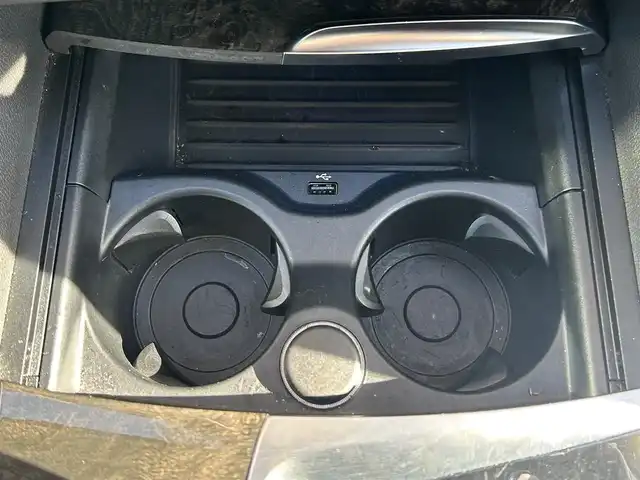 ＢＭＷ ５２３ｄ ツーリング ラグジュアリー 大阪府 2018(平30)年 5.2万km サファイアブラックP ワンオーナー/OP：ハイラインパッケージ/・ランバーサポート/・シートヒーティング（フロント＆リア）/・ダコタレザーシート/OP：アドバンスパッケージ/・コンフォートアクセス/・アンビエントライト/・アダプティブLEDヘッドライト/・パーキングアシストプラス/・電動フロントシート/・電動式チルト＆ステアリング・コラム/OP：ポプラグレーウッドインテリアトリム/純正10インチワイドコントロールディスプレイ/HDDナビゲーションシステム/・AM/FM/フルセグTV/Bluetooth/USB接続）　/黒革シート/パワーシート/メモリシート/ドライビングアシストプラス/・ACC（アクティブクルーズコントロール）/・ステアリング＆レーン・コントロール・アシスト/・レーン・ディパーチャー・ウォーニング/・レーン・チェンジ・ウォーニング/・前車接近警告装置/・衝突回避・被害軽減ブレーキ/・後車衝突警告機能/・クロス・トラフィック・ウォーニング/アラウンドビューモニター/ヘッドアップディスプレイ/ブラインドスポットモニター/ルーフレール/純正18インチアルミホイール/取扱説明書/保証書/スペアキー×1