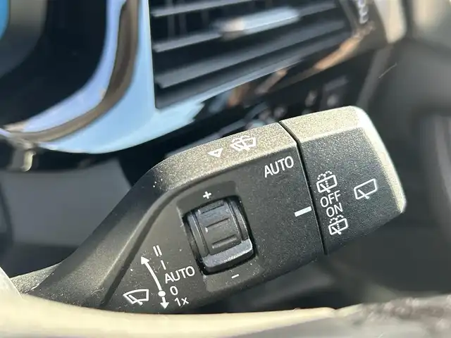 ＢＭＷ ５２３ｄ ツーリング ラグジュアリー 大阪府 2018(平30)年 5.2万km サファイアブラックP ワンオーナー/OP：ハイラインパッケージ/・ランバーサポート/・シートヒーティング（フロント＆リア）/・ダコタレザーシート/OP：アドバンスパッケージ/・コンフォートアクセス/・アンビエントライト/・アダプティブLEDヘッドライト/・パーキングアシストプラス/・電動フロントシート/・電動式チルト＆ステアリング・コラム/OP：ポプラグレーウッドインテリアトリム/純正10インチワイドコントロールディスプレイ/HDDナビゲーションシステム/・AM/FM/フルセグTV/Bluetooth/USB接続）　/黒革シート/パワーシート/メモリシート/ドライビングアシストプラス/・ACC（アクティブクルーズコントロール）/・ステアリング＆レーン・コントロール・アシスト/・レーン・ディパーチャー・ウォーニング/・レーン・チェンジ・ウォーニング/・前車接近警告装置/・衝突回避・被害軽減ブレーキ/・後車衝突警告機能/・クロス・トラフィック・ウォーニング/アラウンドビューモニター/ヘッドアップディスプレイ/ブラインドスポットモニター/ルーフレール/純正18インチアルミホイール/取扱説明書/保証書/スペアキー×1