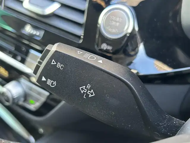 ＢＭＷ ５２３ｄ ツーリング ラグジュアリー 大阪府 2018(平30)年 5.2万km サファイアブラックP ワンオーナー/OP：ハイラインパッケージ/・ランバーサポート/・シートヒーティング（フロント＆リア）/・ダコタレザーシート/OP：アドバンスパッケージ/・コンフォートアクセス/・アンビエントライト/・アダプティブLEDヘッドライト/・パーキングアシストプラス/・電動フロントシート/・電動式チルト＆ステアリング・コラム/OP：ポプラグレーウッドインテリアトリム/純正10インチワイドコントロールディスプレイ/HDDナビゲーションシステム/・AM/FM/フルセグTV/Bluetooth/USB接続）　/黒革シート/パワーシート/メモリシート/ドライビングアシストプラス/・ACC（アクティブクルーズコントロール）/・ステアリング＆レーン・コントロール・アシスト/・レーン・ディパーチャー・ウォーニング/・レーン・チェンジ・ウォーニング/・前車接近警告装置/・衝突回避・被害軽減ブレーキ/・後車衝突警告機能/・クロス・トラフィック・ウォーニング/アラウンドビューモニター/ヘッドアップディスプレイ/ブラインドスポットモニター/ルーフレール/純正18インチアルミホイール/取扱説明書/保証書/スペアキー×1