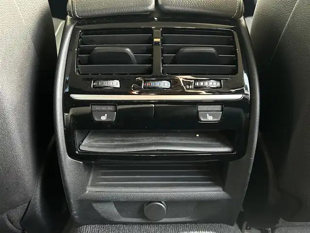 ＢＭＷ ５２３ｄ ツーリング ラグジュアリー 大阪府 2018(平30)年 5.2万km サファイアブラックP ワンオーナー/OP：ハイラインパッケージ/・ランバーサポート/・シートヒーティング（フロント＆リア）/・ダコタレザーシート/OP：アドバンスパッケージ/・コンフォートアクセス/・アンビエントライト/・アダプティブLEDヘッドライト/・パーキングアシストプラス/・電動フロントシート/・電動式チルト＆ステアリング・コラム/OP：ポプラグレーウッドインテリアトリム/純正10インチワイドコントロールディスプレイ/HDDナビゲーションシステム/・AM/FM/フルセグTV/Bluetooth/USB接続）　/黒革シート/パワーシート/メモリシート/ドライビングアシストプラス/・ACC（アクティブクルーズコントロール）/・ステアリング＆レーン・コントロール・アシスト/・レーン・ディパーチャー・ウォーニング/・レーン・チェンジ・ウォーニング/・前車接近警告装置/・衝突回避・被害軽減ブレーキ/・後車衝突警告機能/・クロス・トラフィック・ウォーニング/アラウンドビューモニター/ヘッドアップディスプレイ/ブラインドスポットモニター/ルーフレール/純正18インチアルミホイール/取扱説明書/保証書/スペアキー×1