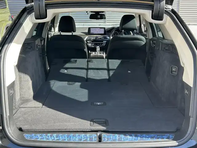 ＢＭＷ ５２３ｄ ツーリング ラグジュアリー 大阪府 2018(平30)年 5.2万km サファイアブラックP ワンオーナー/OP：ハイラインパッケージ/・ランバーサポート/・シートヒーティング（フロント＆リア）/・ダコタレザーシート/OP：アドバンスパッケージ/・コンフォートアクセス/・アンビエントライト/・アダプティブLEDヘッドライト/・パーキングアシストプラス/・電動フロントシート/・電動式チルト＆ステアリング・コラム/OP：ポプラグレーウッドインテリアトリム/純正10インチワイドコントロールディスプレイ/HDDナビゲーションシステム/・AM/FM/フルセグTV/Bluetooth/USB接続）　/黒革シート/パワーシート/メモリシート/ドライビングアシストプラス/・ACC（アクティブクルーズコントロール）/・ステアリング＆レーン・コントロール・アシスト/・レーン・ディパーチャー・ウォーニング/・レーン・チェンジ・ウォーニング/・前車接近警告装置/・衝突回避・被害軽減ブレーキ/・後車衝突警告機能/・クロス・トラフィック・ウォーニング/アラウンドビューモニター/ヘッドアップディスプレイ/ブラインドスポットモニター/ルーフレール/純正18インチアルミホイール/取扱説明書/保証書/スペアキー×1