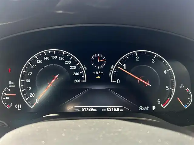 ＢＭＷ ５２３ｄ ツーリング ラグジュアリー 大阪府 2018(平30)年 5.2万km サファイアブラックP ワンオーナー/OP：ハイラインパッケージ/・ランバーサポート/・シートヒーティング（フロント＆リア）/・ダコタレザーシート/OP：アドバンスパッケージ/・コンフォートアクセス/・アンビエントライト/・アダプティブLEDヘッドライト/・パーキングアシストプラス/・電動フロントシート/・電動式チルト＆ステアリング・コラム/OP：ポプラグレーウッドインテリアトリム/純正10インチワイドコントロールディスプレイ/HDDナビゲーションシステム/・AM/FM/フルセグTV/Bluetooth/USB接続）　/黒革シート/パワーシート/メモリシート/ドライビングアシストプラス/・ACC（アクティブクルーズコントロール）/・ステアリング＆レーン・コントロール・アシスト/・レーン・ディパーチャー・ウォーニング/・レーン・チェンジ・ウォーニング/・前車接近警告装置/・衝突回避・被害軽減ブレーキ/・後車衝突警告機能/・クロス・トラフィック・ウォーニング/アラウンドビューモニター/ヘッドアップディスプレイ/ブラインドスポットモニター/ルーフレール/純正18インチアルミホイール/取扱説明書/保証書/スペアキー×1