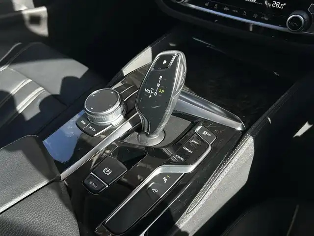 ＢＭＷ ５２３ｄ ツーリング ラグジュアリー 大阪府 2018(平30)年 5.2万km サファイアブラックP ワンオーナー/OP：ハイラインパッケージ/・ランバーサポート/・シートヒーティング（フロント＆リア）/・ダコタレザーシート/OP：アドバンスパッケージ/・コンフォートアクセス/・アンビエントライト/・アダプティブLEDヘッドライト/・パーキングアシストプラス/・電動フロントシート/・電動式チルト＆ステアリング・コラム/OP：ポプラグレーウッドインテリアトリム/純正10インチワイドコントロールディスプレイ/HDDナビゲーションシステム/・AM/FM/フルセグTV/Bluetooth/USB接続）　/黒革シート/パワーシート/メモリシート/ドライビングアシストプラス/・ACC（アクティブクルーズコントロール）/・ステアリング＆レーン・コントロール・アシスト/・レーン・ディパーチャー・ウォーニング/・レーン・チェンジ・ウォーニング/・前車接近警告装置/・衝突回避・被害軽減ブレーキ/・後車衝突警告機能/・クロス・トラフィック・ウォーニング/アラウンドビューモニター/ヘッドアップディスプレイ/ブラインドスポットモニター/ルーフレール/純正18インチアルミホイール/取扱説明書/保証書/スペアキー×1