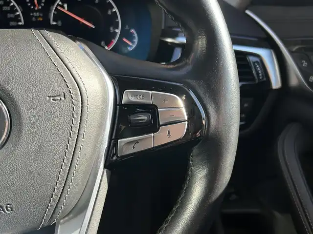 ＢＭＷ ５２３ｄ ツーリング ラグジュアリー 大阪府 2018(平30)年 5.2万km サファイアブラックP ワンオーナー/OP：ハイラインパッケージ/・ランバーサポート/・シートヒーティング（フロント＆リア）/・ダコタレザーシート/OP：アドバンスパッケージ/・コンフォートアクセス/・アンビエントライト/・アダプティブLEDヘッドライト/・パーキングアシストプラス/・電動フロントシート/・電動式チルト＆ステアリング・コラム/OP：ポプラグレーウッドインテリアトリム/純正10インチワイドコントロールディスプレイ/HDDナビゲーションシステム/・AM/FM/フルセグTV/Bluetooth/USB接続）　/黒革シート/パワーシート/メモリシート/ドライビングアシストプラス/・ACC（アクティブクルーズコントロール）/・ステアリング＆レーン・コントロール・アシスト/・レーン・ディパーチャー・ウォーニング/・レーン・チェンジ・ウォーニング/・前車接近警告装置/・衝突回避・被害軽減ブレーキ/・後車衝突警告機能/・クロス・トラフィック・ウォーニング/アラウンドビューモニター/ヘッドアップディスプレイ/ブラインドスポットモニター/ルーフレール/純正18インチアルミホイール/取扱説明書/保証書/スペアキー×1