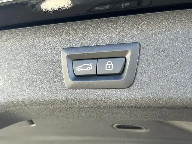 ＢＭＷ ５２３ｄ ツーリング ラグジュアリー 大阪府 2018(平30)年 5.2万km サファイアブラックP ワンオーナー/OP：ハイラインパッケージ/・ランバーサポート/・シートヒーティング（フロント＆リア）/・ダコタレザーシート/OP：アドバンスパッケージ/・コンフォートアクセス/・アンビエントライト/・アダプティブLEDヘッドライト/・パーキングアシストプラス/・電動フロントシート/・電動式チルト＆ステアリング・コラム/OP：ポプラグレーウッドインテリアトリム/純正10インチワイドコントロールディスプレイ/HDDナビゲーションシステム/・AM/FM/フルセグTV/Bluetooth/USB接続）　/黒革シート/パワーシート/メモリシート/ドライビングアシストプラス/・ACC（アクティブクルーズコントロール）/・ステアリング＆レーン・コントロール・アシスト/・レーン・ディパーチャー・ウォーニング/・レーン・チェンジ・ウォーニング/・前車接近警告装置/・衝突回避・被害軽減ブレーキ/・後車衝突警告機能/・クロス・トラフィック・ウォーニング/アラウンドビューモニター/ヘッドアップディスプレイ/ブラインドスポットモニター/ルーフレール/純正18インチアルミホイール/取扱説明書/保証書/スペアキー×1