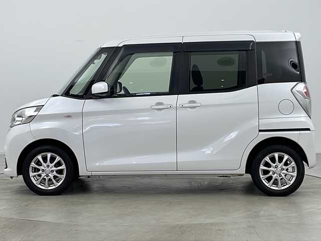 日産 デイズ ルークス X Vセレクション 道央・札幌 2017(平29)年 4.3万km ブリリアントホワイトパール ・4WD/・寒冷地仕様/・純正ナビ&TV&CD&DVD&BT/・全方位カメラ/・両側パワースライドドア/・エマージェンシーブレーキ/・純正エンジンスターター/・社外ドライブレコーダー/・プッシュスタート/・革巻きステアリング/・アイドリングストップ/・ヘッドライトレベライザー/・ETC/・スマートキー/・スペアキー