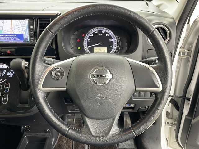 日産 デイズ ルークス X Vセレクション 富山県 2017(平29)年 4.3万km ブリリアントホワイトパール ・4WD/・寒冷地仕様/・純正ナビ&TV&CD&DVD&BT/・全方位カメラ/・両側パワースライドドア/・エマージェンシーブレーキ/・純正エンジンスターター/・社外ドライブレコーダー/・プッシュスタート/・革巻きステアリング/・アイドリングストップ/・ヘッドライトレベライザー/・ETC/・スマートキー/・スペアキー