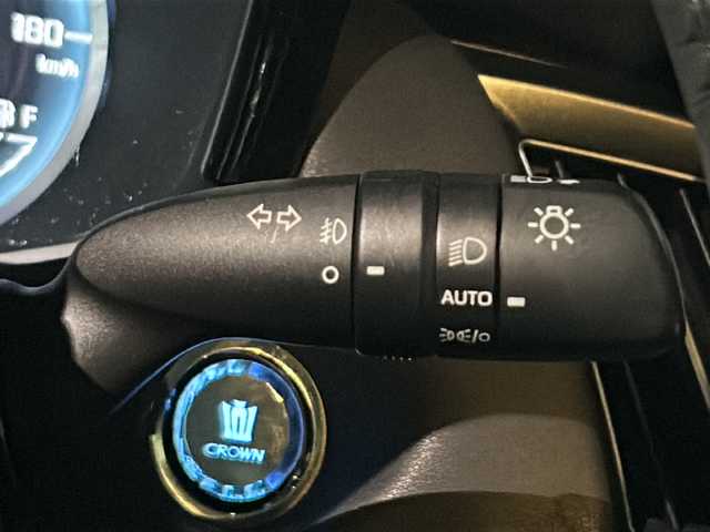 トヨタ クラウン ハイブリッド RS アドバンス 愛知県 2021(令3)年 2.4万km プレシャスホワイトパール /禁煙車/後期モデル//社外アンダーエアロ//BBS18インチアルミホイール//サンルーフ/黒革シート//メーカー12.3インチナビ//フルセグTV/Bluetooth//バックカメラ//ビルトインETC//トヨタセーフティセンス//プリクラッシュセーフティ//レーントレーシングアシスト//オートマチックハイビーム//レーダークルーズコントロール//先行車発進お知らせ//クリアランスソナー//ブラインドスポットモニター//ヘッドアップディスプレイ//前席パワーシート（D席メモリ付き）//前席シートヒーター//前席シートベンチレーション//ステアリングヒーター//LEDオートライト//電動格納ミラーウィンカー//マフラーカッター//純正フロアマット/純正ドアバイザー//純正AW付き冬タイヤ4本積み込み//スマートキースペア//カードキー//取扱説明書/新車保証書