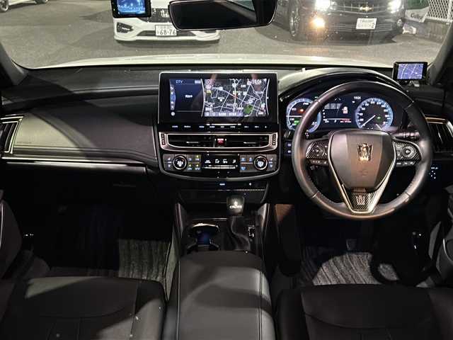 トヨタ クラウン ハイブリッド RS アドバンス 愛知県 2021(令3)年 2.4万km プレシャスホワイトパール /禁煙車/後期モデル//社外アンダーエアロ//BBS18インチアルミホイール//サンルーフ/黒革シート//メーカー12.3インチナビ//フルセグTV/Bluetooth//バックカメラ//ビルトインETC//トヨタセーフティセンス//プリクラッシュセーフティ//レーントレーシングアシスト//オートマチックハイビーム//レーダークルーズコントロール//先行車発進お知らせ//クリアランスソナー//ブラインドスポットモニター//ヘッドアップディスプレイ//前席パワーシート（D席メモリ付き）//前席シートヒーター//前席シートベンチレーション//ステアリングヒーター//LEDオートライト//電動格納ミラーウィンカー//マフラーカッター//純正フロアマット/純正ドアバイザー//純正AW付き冬タイヤ4本積み込み//スマートキースペア//カードキー//取扱説明書/新車保証書