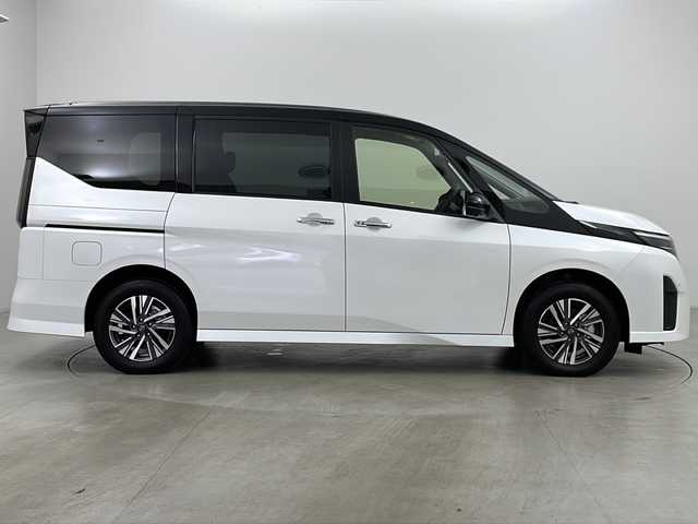 日産 セレナ e－4ORCE ハイウェイスターV 道央・札幌 2024(令6)年 0.2万km パール ・４ＷＤ/・寒冷地仕様/・純正メーカーナビ/・ＢＴ＆ＵＳＢ＆フルセグ＆ＡｐｐｌｅＣａｒｐｌａｙ＆ＨＤＭＩ/・スマホ置くだけ充電/・全方位カメラ/・両側Ｐスライドドア/・プロパイロット/・衝突軽減ブレーキ/・レーンキープアシスト/・レーダークルーズ/・ステアリングスイッチ/・ｅペダル/・ハンズフリーオートスライドドア/・ステアリングヒーター/・１．２列シートヒーター/・ドアミラーヒーター＆ウィンカー/・ＡＣ１００Ｖ/・電動パーキングブレーキ/・ブレーキホールド/・オートライト/・オートマチックハイビーム/・ＬＥＤヘッドライト＆フォグ/・スマートルームミラー