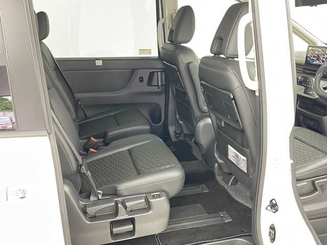 日産 セレナ e－4ORCE ハイウェイスターV 道央・札幌 2024(令6)年 0.2万km パール ・４ＷＤ/・寒冷地仕様/・純正メーカーナビ/・ＢＴ＆ＵＳＢ＆フルセグ＆ＡｐｐｌｅＣａｒｐｌａｙ＆ＨＤＭＩ/・スマホ置くだけ充電/・全方位カメラ/・両側Ｐスライドドア/・プロパイロット/・衝突軽減ブレーキ/・レーンキープアシスト/・レーダークルーズ/・ステアリングスイッチ/・ｅペダル/・ハンズフリーオートスライドドア/・ステアリングヒーター/・１．２列シートヒーター/・ドアミラーヒーター＆ウィンカー/・ＡＣ１００Ｖ/・電動パーキングブレーキ/・ブレーキホールド/・オートライト/・オートマチックハイビーム/・ＬＥＤヘッドライト＆フォグ/・スマートルームミラー