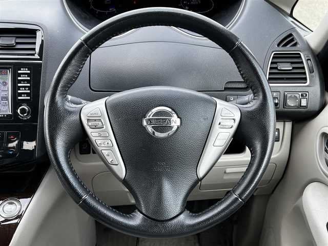 日産 セレナ 20G 道央・札幌 2011(平23)年 11.9万km ブリリアントホワイトパール ４WD/純正HDDナビ/AM/FM/BT/CD/DVD/ワンセグ/横滑り防止装置/クルーズコントロール/バックカメラ/ビルトインETC/ドライブレコーダー/アイドリングストップ/ECOMODE/両側パワースライドドア/革巻きステアリング/ステアリングリモコン/プッシュスタート/スマートキー/ハロゲンヘッドライト/オートライト/フォグランプ/ヘッドライトレベライザー/電動格納ミラー/ウィンカーミラー/純正フロアマット/スペアキー/社外AW付冬タイヤ積込/195/65/R15/2019年/山4mm