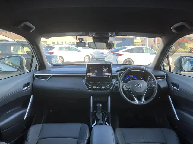 トヨタ カローラ クロス ハイブリッド Z 三重県 2023(令5)年 2.3万km プラチナホワイトパールマイカ ワンオーナー/パワーバックドア/♪Toyota Safety Sense/ ・PCS(プリクラッシュセーフティ)/ ・LTA(レーントレーシングアシスト)/ ・AHB(オートマチックハイビーム)/ ・RSA(ロードサインアシスト)/ ・レーダークルーズコントロール/ ・先行車発進告知機能/♪BSM(ブラインドスポットモニター)/♪クリアランスソナー/♪純正ディスプレイオーディオ/ ・フルセグ・ミラキャスト/ ・Bluetooth・USB/♪全方位モニター/♪バックカメラ/♪フロントカメラ/♪サイドカメラ/♪ドライブレコーダー前後/♪ハーフレザーシート/♪D席パワーシート/♪前席シートヒーター/♪オートブレーキホールド/♪LEDヘッドライト/♪LEDフォグ/♪オートライト/♪オートリトラクタブルミラー/♪ウィンカーミラー/♪ルーフレール/♪純正18インチAW/♪革巻ステアリング/♪ステアリングスイッチ/♪フロアマット/♪プライバシーガラス/♪ビルトインETC/♪横滑り防止/♪サイド/カーテン/ニーエアバック/♪スマートキー/♪プッシュスタート