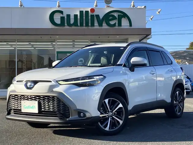 トヨタ カローラ クロス ハイブリッド Z 三重県 2023(令5)年 2.3万km プラチナホワイトパールマイカ ワンオーナー/パワーバックドア/♪Toyota Safety Sense/ ・PCS(プリクラッシュセーフティ)/ ・LTA(レーントレーシングアシスト)/ ・AHB(オートマチックハイビーム)/ ・RSA(ロードサインアシスト)/ ・レーダークルーズコントロール/ ・先行車発進告知機能/♪BSM(ブラインドスポットモニター)/♪クリアランスソナー/♪純正ディスプレイオーディオ/ ・フルセグ・ミラキャスト/ ・Bluetooth・USB/♪全方位モニター/♪バックカメラ/♪フロントカメラ/♪サイドカメラ/♪ドライブレコーダー前後/♪ハーフレザーシート/♪D席パワーシート/♪前席シートヒーター/♪オートブレーキホールド/♪LEDヘッドライト/♪LEDフォグ/♪オートライト/♪オートリトラクタブルミラー/♪ウィンカーミラー/♪ルーフレール/♪純正18インチAW/♪革巻ステアリング/♪ステアリングスイッチ/♪フロアマット/♪プライバシーガラス/♪ビルトインETC/♪横滑り防止/♪サイド/カーテン/ニーエアバック/♪スマートキー/♪プッシュスタート