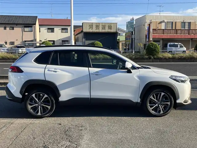 トヨタ カローラ クロス ハイブリッド Z 三重県 2023(令5)年 2.3万km プラチナホワイトパールマイカ ワンオーナー/パワーバックドア/♪Toyota Safety Sense/ ・PCS(プリクラッシュセーフティ)/ ・LTA(レーントレーシングアシスト)/ ・AHB(オートマチックハイビーム)/ ・RSA(ロードサインアシスト)/ ・レーダークルーズコントロール/ ・先行車発進告知機能/♪BSM(ブラインドスポットモニター)/♪クリアランスソナー/♪純正ディスプレイオーディオ/ ・フルセグ・ミラキャスト/ ・Bluetooth・USB/♪全方位モニター/♪バックカメラ/♪フロントカメラ/♪サイドカメラ/♪ドライブレコーダー前後/♪ハーフレザーシート/♪D席パワーシート/♪前席シートヒーター/♪オートブレーキホールド/♪LEDヘッドライト/♪LEDフォグ/♪オートライト/♪オートリトラクタブルミラー/♪ウィンカーミラー/♪ルーフレール/♪純正18インチAW/♪革巻ステアリング/♪ステアリングスイッチ/♪フロアマット/♪プライバシーガラス/♪ビルトインETC/♪横滑り防止/♪サイド/カーテン/ニーエアバック/♪スマートキー/♪プッシュスタート