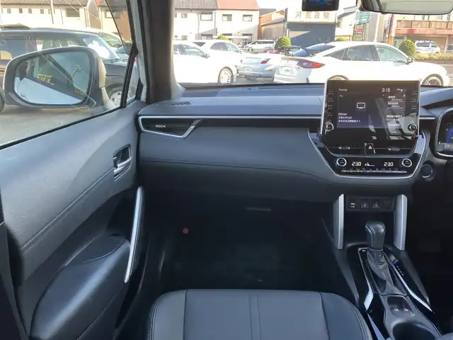 トヨタ カローラ クロス ハイブリッド Z 三重県 2023(令5)年 2.3万km プラチナホワイトパールマイカ ワンオーナー/パワーバックドア/♪Toyota Safety Sense/ ・PCS(プリクラッシュセーフティ)/ ・LTA(レーントレーシングアシスト)/ ・AHB(オートマチックハイビーム)/ ・RSA(ロードサインアシスト)/ ・レーダークルーズコントロール/ ・先行車発進告知機能/♪BSM(ブラインドスポットモニター)/♪クリアランスソナー/♪純正ディスプレイオーディオ/ ・フルセグ・ミラキャスト/ ・Bluetooth・USB/♪全方位モニター/♪バックカメラ/♪フロントカメラ/♪サイドカメラ/♪ドライブレコーダー前後/♪ハーフレザーシート/♪D席パワーシート/♪前席シートヒーター/♪オートブレーキホールド/♪LEDヘッドライト/♪LEDフォグ/♪オートライト/♪オートリトラクタブルミラー/♪ウィンカーミラー/♪ルーフレール/♪純正18インチAW/♪革巻ステアリング/♪ステアリングスイッチ/♪フロアマット/♪プライバシーガラス/♪ビルトインETC/♪横滑り防止/♪サイド/カーテン/ニーエアバック/♪スマートキー/♪プッシュスタート