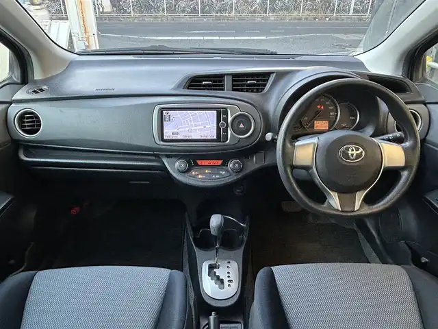 トヨタ ヴィッツ F スマイルエディション 千葉県 2013(平25)年 2.7万km ライトブルーメタリック 保証書、取扱説明書、スペアキー1本/純正SDナビ（NSZT－W62G）/AM、FM、CD、DVD、BT、フルセグTV/バックカメラ/TVキャンセラー/エンジンプッシュスタート/電動格納ミラー/レベライザー/オートライト/純正フロアマット/シートリフター