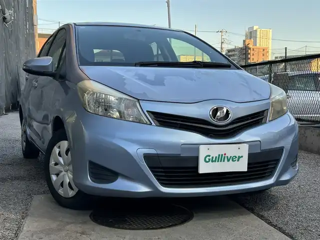 トヨタ ヴィッツ F スマイルエディション 千葉県 2013(平25)年 2.7万km ライトブルーメタリック 保証書、取扱説明書、スペアキー1本/純正SDナビ（NSZT－W62G）/AM、FM、CD、DVD、BT、フルセグTV/バックカメラ/TVキャンセラー/エンジンプッシュスタート/電動格納ミラー/レベライザー/オートライト/純正フロアマット/シートリフター