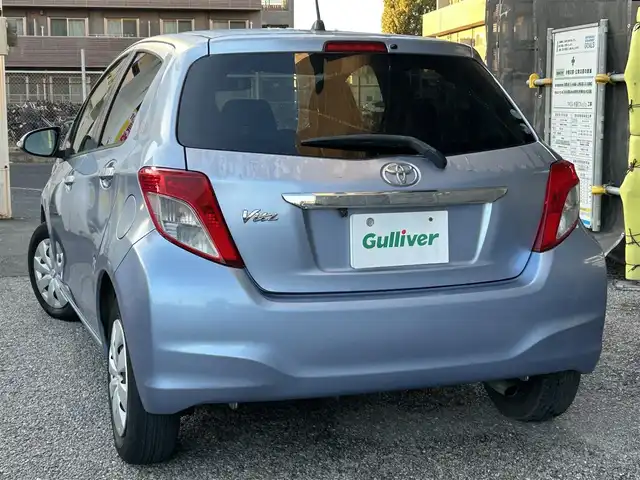 トヨタ ヴィッツ F スマイルエディション 千葉県 2013(平25)年 2.7万km ライトブルーメタリック 保証書、取扱説明書、スペアキー1本/純正SDナビ（NSZT－W62G）/AM、FM、CD、DVD、BT、フルセグTV/バックカメラ/TVキャンセラー/エンジンプッシュスタート/電動格納ミラー/レベライザー/オートライト/純正フロアマット/シートリフター